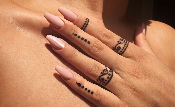 ▷ 1001 + Ideen für coole Hand Tattoos mit Bedeutung