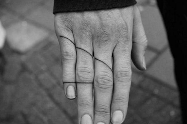 Finger Tattoo: Ideen für Mann und Frau + beliebte Motive mit Symbolik