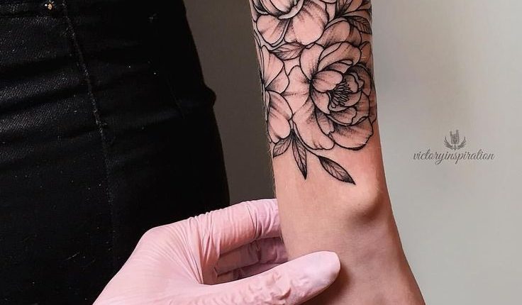Flower tattoo on forearm blackwork by Viktoriya Toropova #wristtattoos