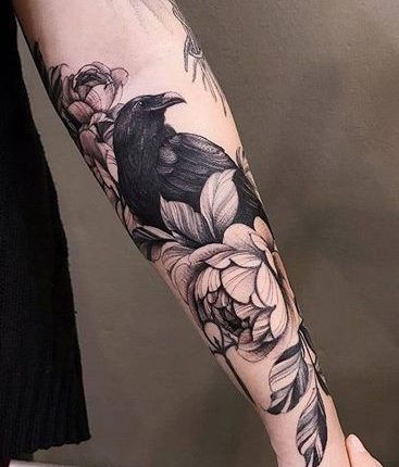 9 Stylish & Creepy Crow Tattoo Designs for Women and Men