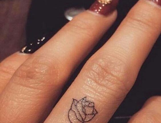 Mooiste bloem tattoo ontwerp op vinger #coffeecups