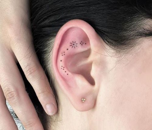 Tattoos am Ohr: So schön ist der Ear-Tattoo-Trend